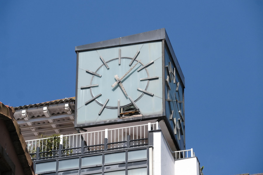 El reloj del edificio Simeón de Ferrol pierde una lámina de su fachada