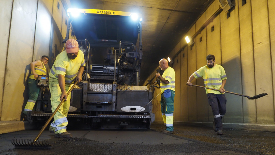 El Concello renueva el asfaltado del túnel de la plaza de España