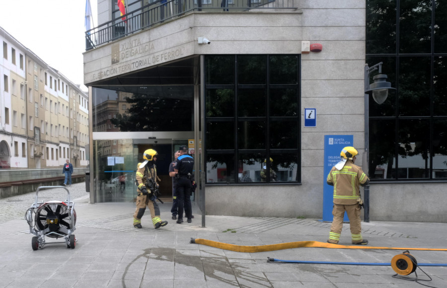 La Delegación de la Xunta pone a prueba su plan de autoprotección con un simulacro