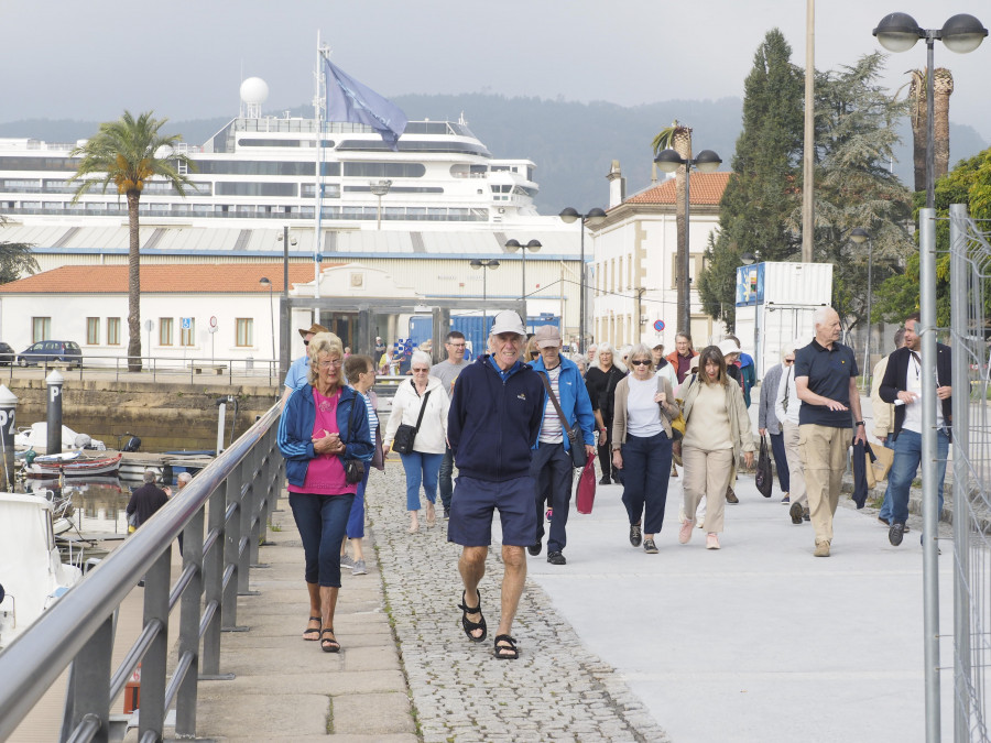 Ferrol da la bienvenida al crucero “Borealis”, el último buque del verano y el primero del otoño