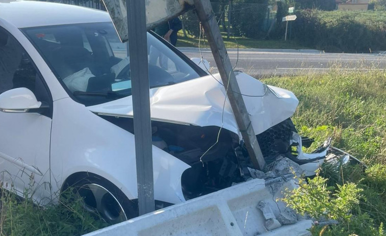 Investigado un conductor que se llevó por delante un poste y a otro vehículo en O Val