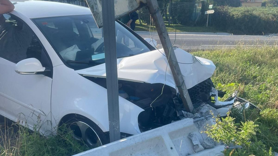 Investigado un conductor que se llevó por delante un poste y a otro vehículo en O Val