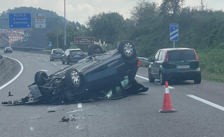 Aparatoso accidente en la AP-9F con un vuelco y un herido leve