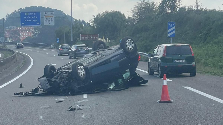 Aparatoso accidente en la AP-9F con un vuelco y un herido leve