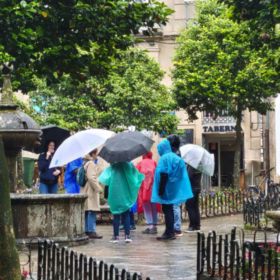 TuristasbajolalluviaenlaplazadeMazarelos.FotodeEladioLois