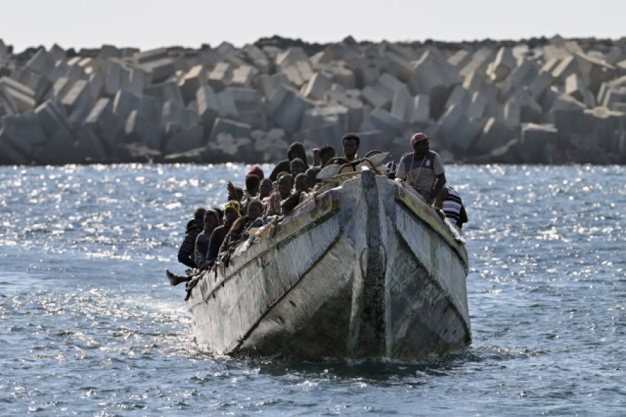 Fallecen nueve migrantes y se busca a otros 48 al volcar un cayuco cerca de El Hierro