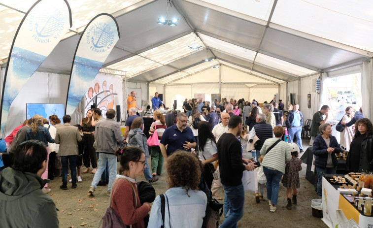 La Feira da economía social reunió a  cooperativas, centros de empleo  y cofradías de pescadores