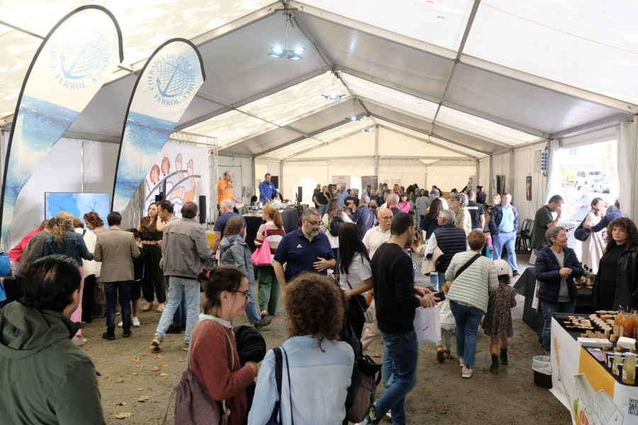 La Feira da economía social reunió a  cooperativas, centros de empleo  y cofradías de pescadores