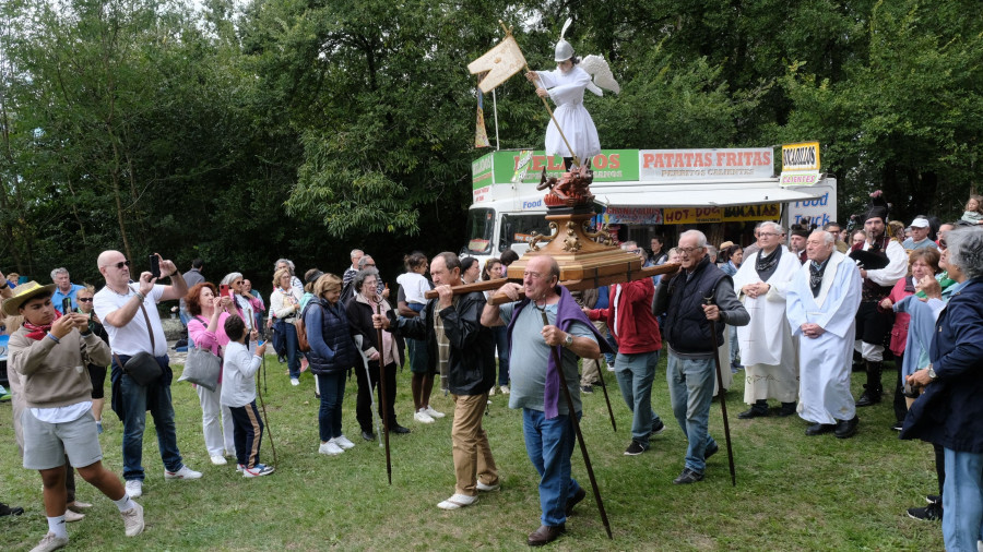 Los romeros de Pontedeume subieron a Breamo para decir adiós a las fiestas del verano