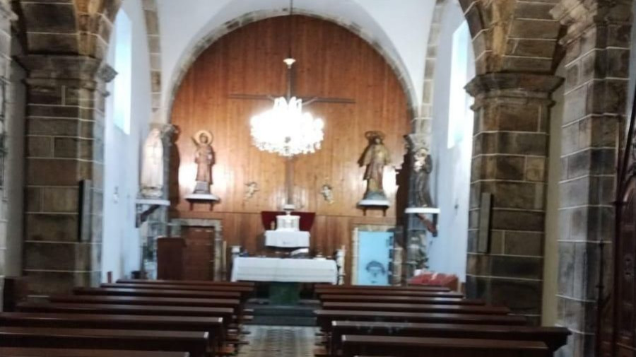 Comisión vecinal en Sedes, Narón, por las dificiencias de la iglesia: "a veces parece una piscina"