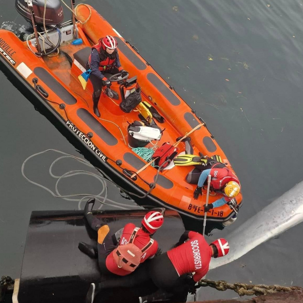 Rescatan el cadáver de una ballena hallado en el Arsenal ferrolano