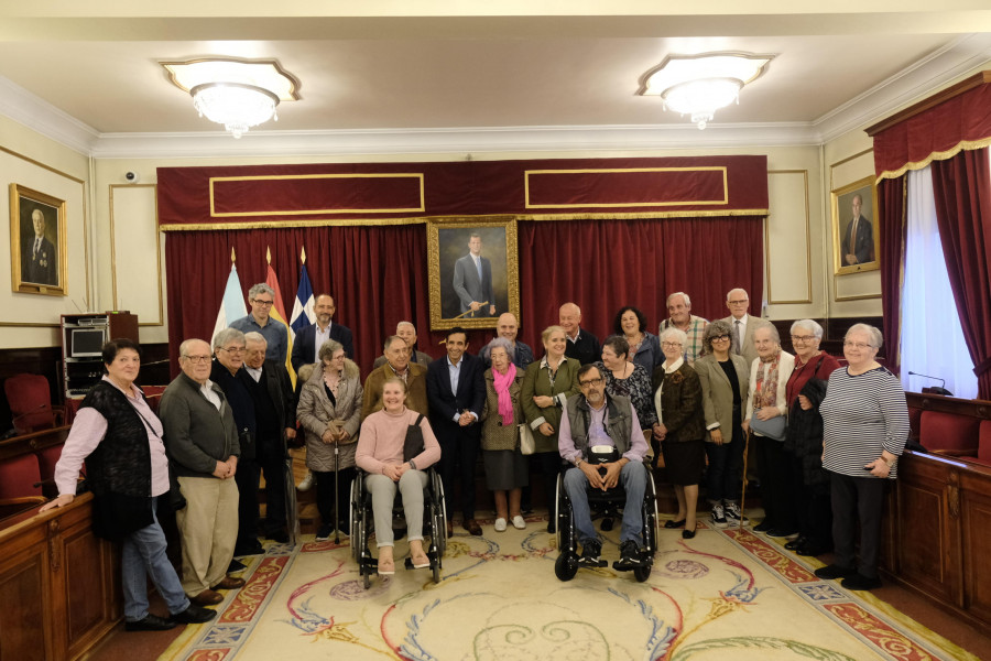 Las voces más longevas de la ciudad celebran un pleno en el Concello