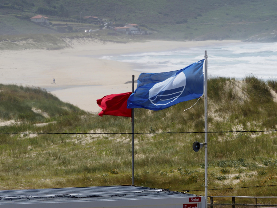 Adeac insta al Concello a “subsanar” deficiencias en las playas de bandera azul