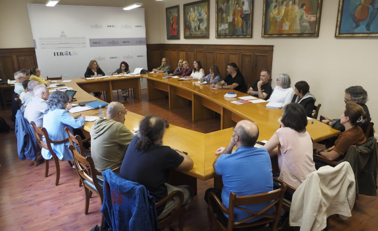 Cons defiende la gestión local por la educación pública entre críticas por los recortes