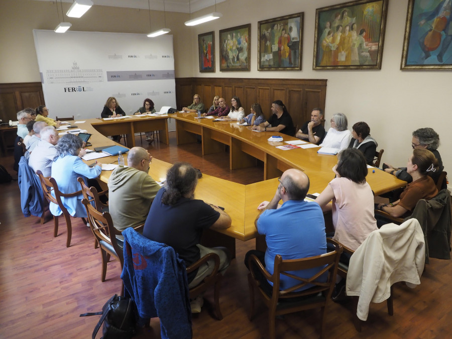 Cons defiende la gestión local por la educación pública entre críticas por los recortes