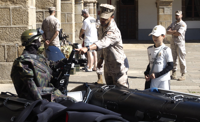 Visitas guiadas, bautismos de mar y exhibiciones en el Día de las Fuerzas Armadas