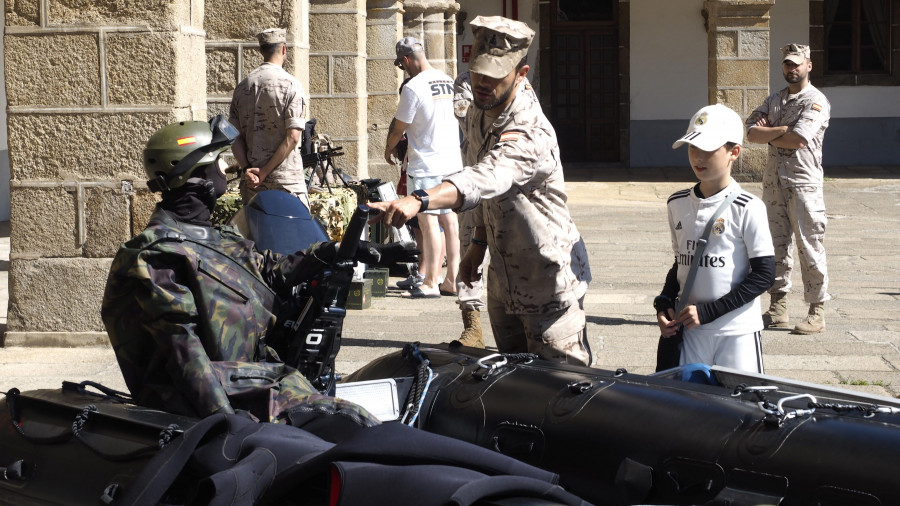 Visitas guiadas, bautismos de mar y exhibiciones en el Día de las Fuerzas Armadas