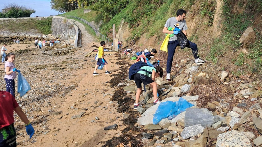 Más de 300 personas participaron en la recogida de “basuraleza” en la playa