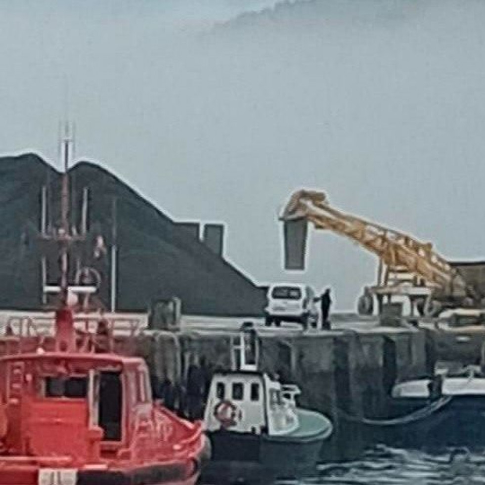 Os traballos de dragado en dúas zonas do porto cariñés comezarán o vindeiro luns