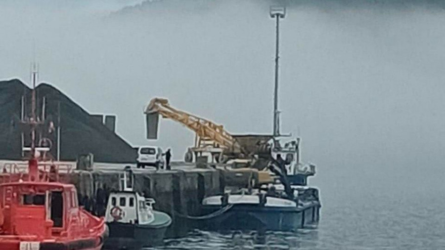 Os traballos de dragado en dúas zonas do porto cariñés comezarán o vindeiro luns