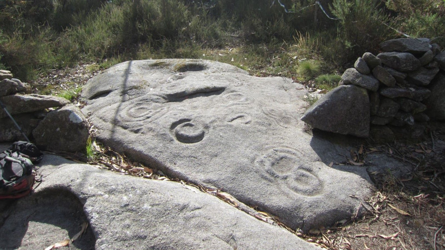 Petroglifos en Monfero: un viaje a través del tiempo tallado en piedra