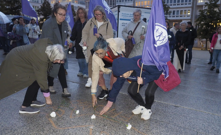 Concentración por la última víctima de violencia machista en la plaza de Armas