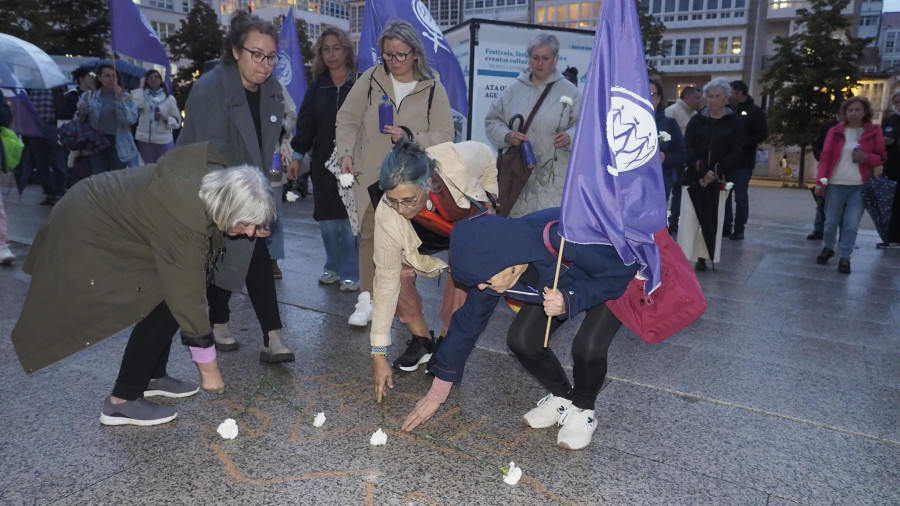 Concentración por la última víctima de violencia machista en la plaza de Armas