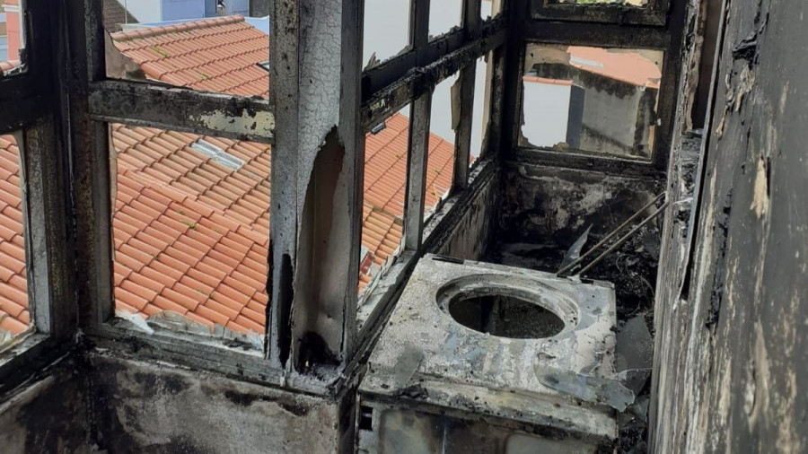 Los bomberos de As Pontes sofocan un incendio en la terraza de una vivienda de Cariño