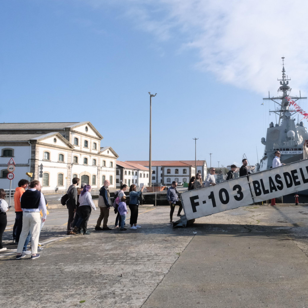 Goteo incesante de personas para conocer las instalaciones de la Armada y el Tercio Norte