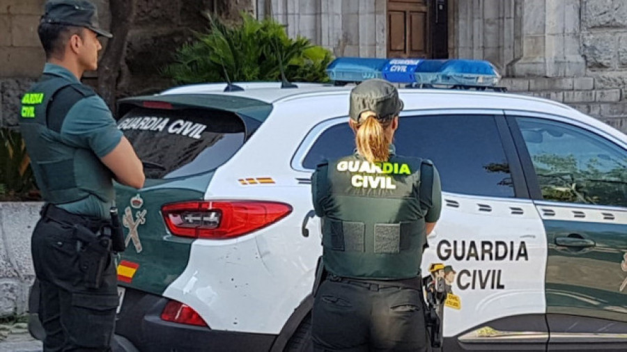 Investigado por conducir en "zigzag" con el copiloto sentado en la ventanilla