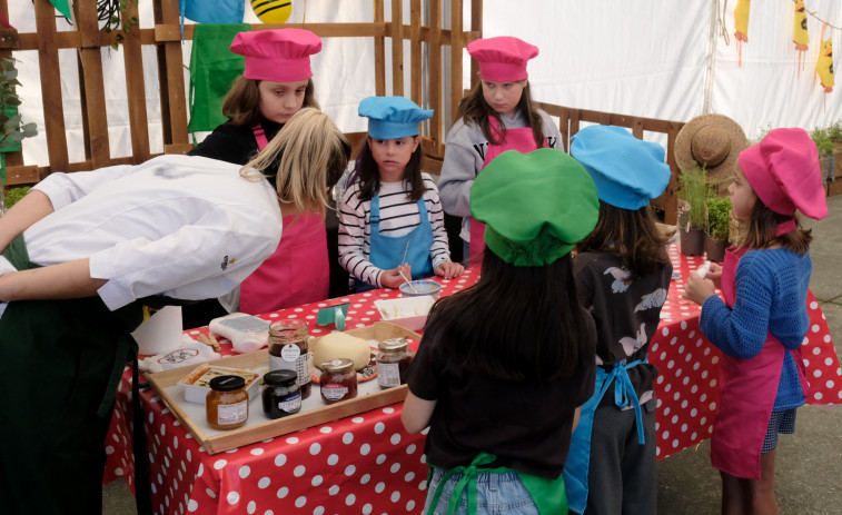 A Feira do Mel de Goente endulza un soleado día