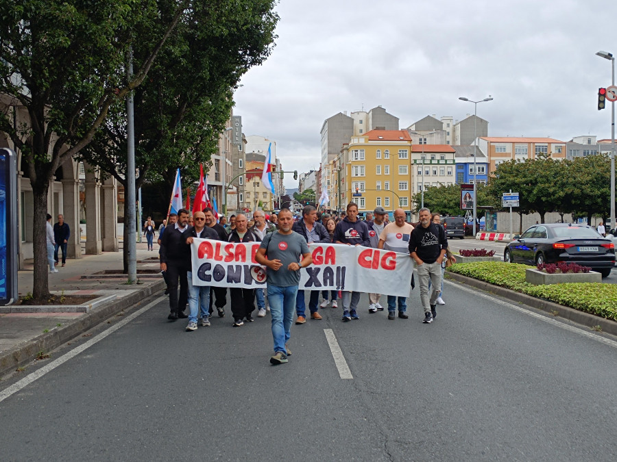 Los conductores de Maitours cumplen tres meses en huelga en la comarca de Ferrol