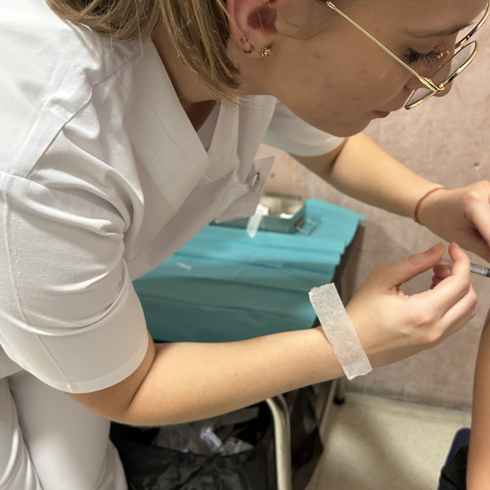 Avanza la campaña de vacunación contra gripe y covid con inoculaciones a personal sanitario