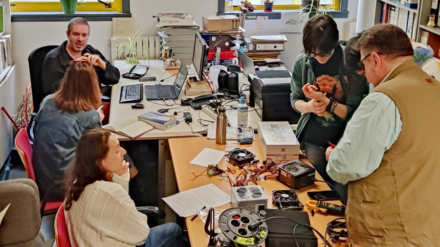 La ESF propone un “Repair Café” para arreglar ordenadores y bicicletas en Ferrol con destino a ONG's