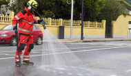 Los bomberos del Speis limpian un vertido en el entorno de Megasa