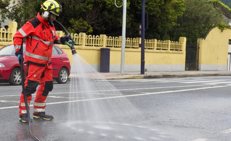 Los bomberos del Speis limpian un vertido en el entorno de Megasa