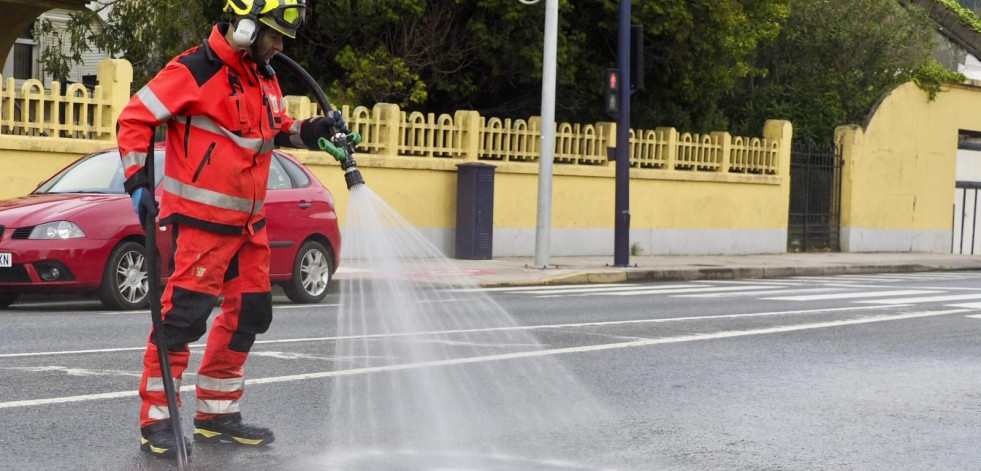 Los bomberos del Speis limpian un vertido en el entorno de Megasa