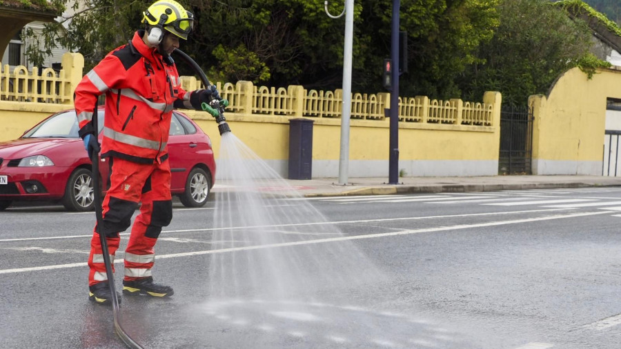 Los bomberos del Speis limpian un vertido en el entorno de Megasa