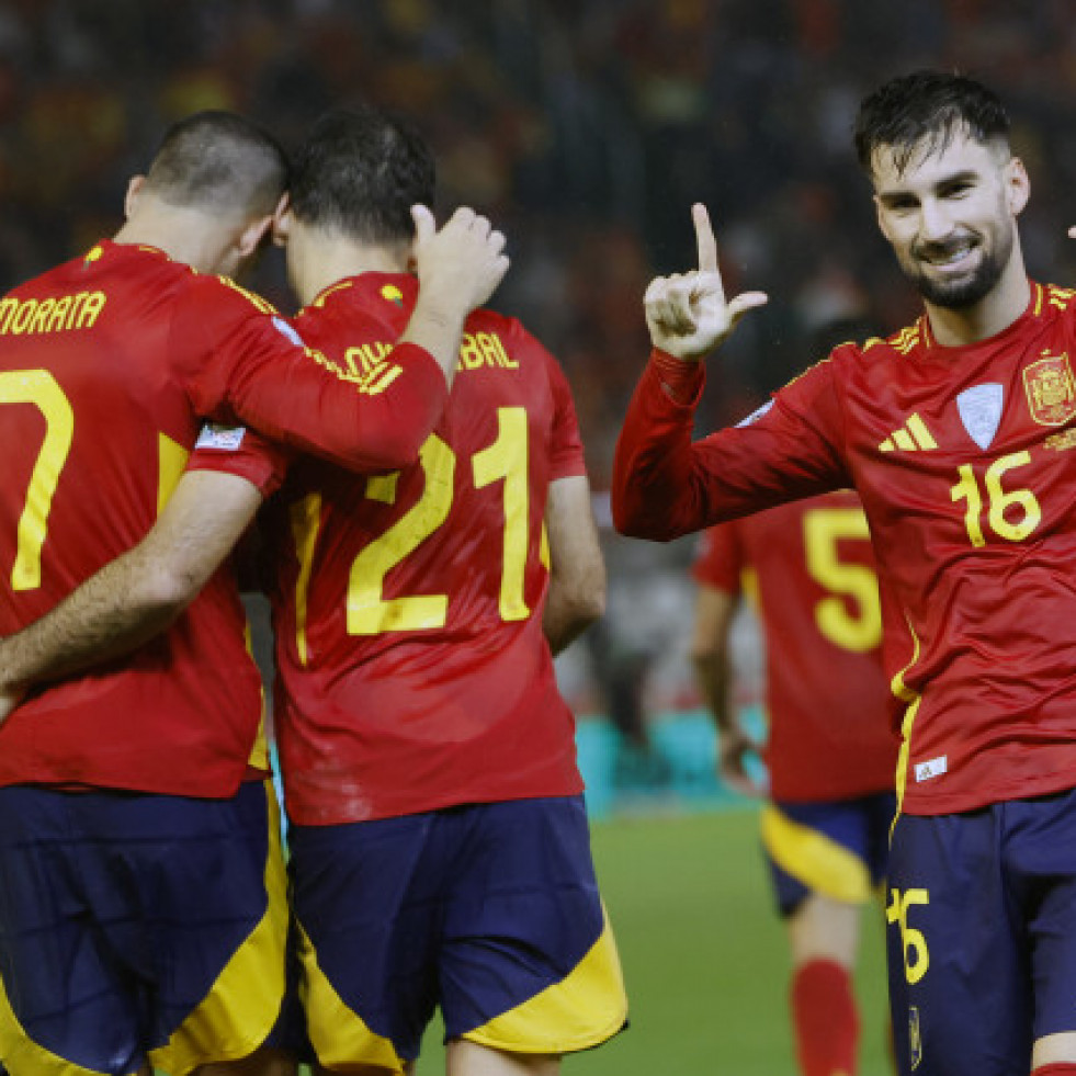 España exhibe buen fútbol ante los inconvenientes (3-0)