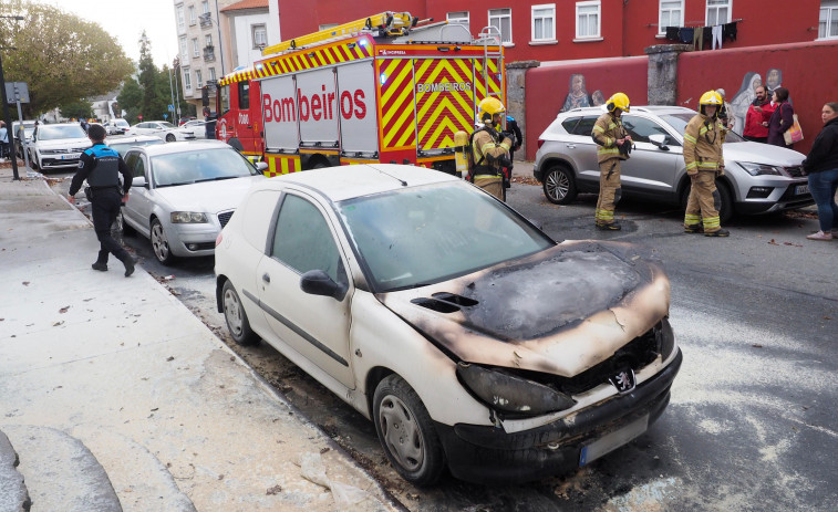 Arde un coche aparcado en Canido