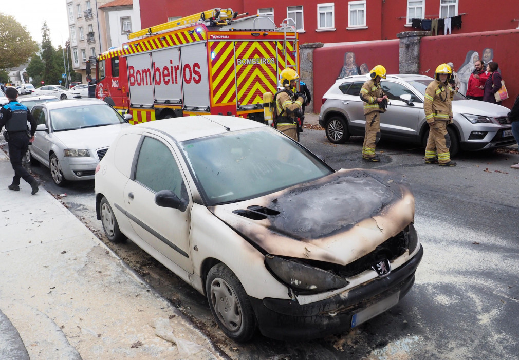 Arde un coche aparcado en Canido