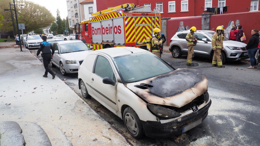 Arde un coche aparcado en Canido