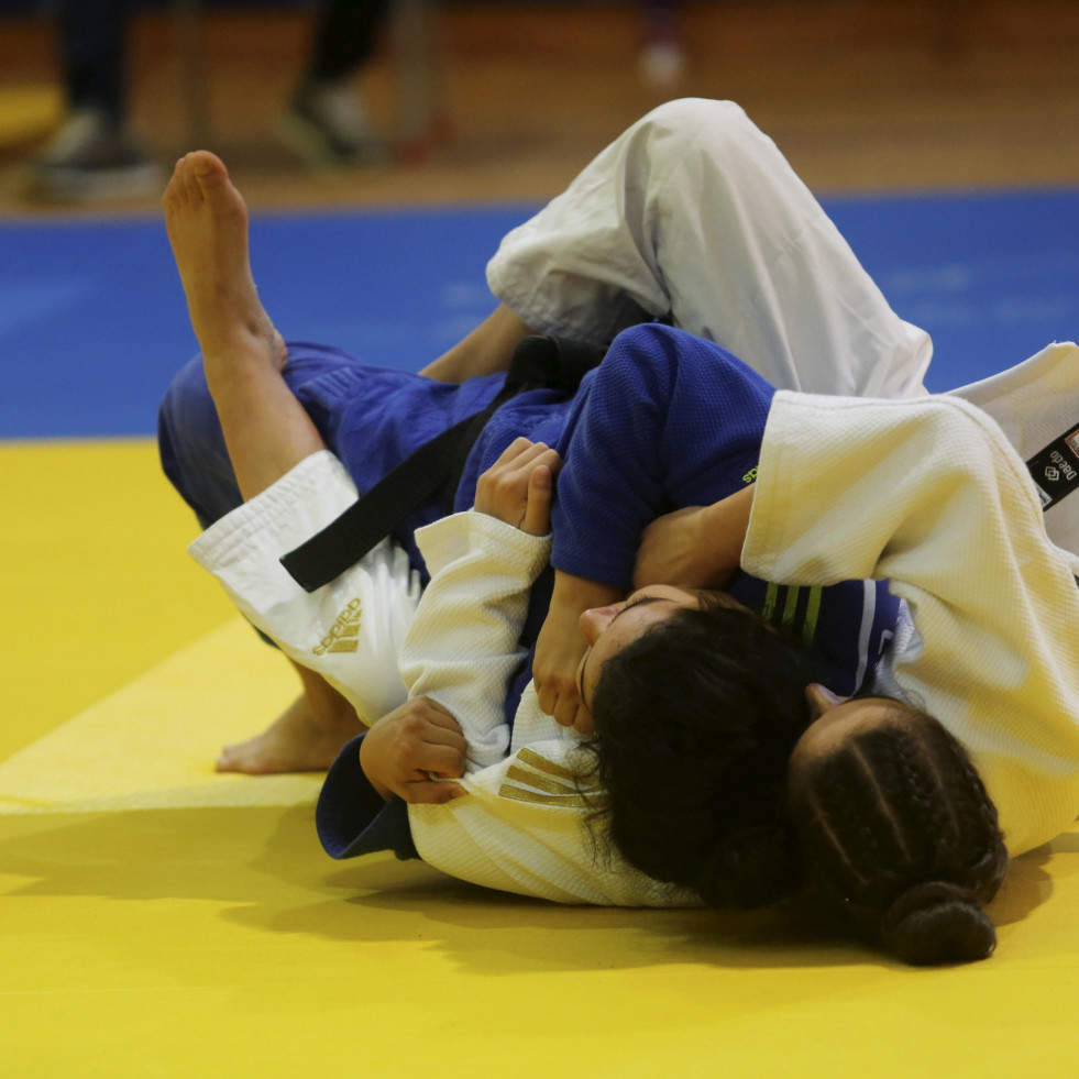 Judoguis y tatamis llenan la pista fenesa de A Xunqueira en el Campeonato Gallego absoluto