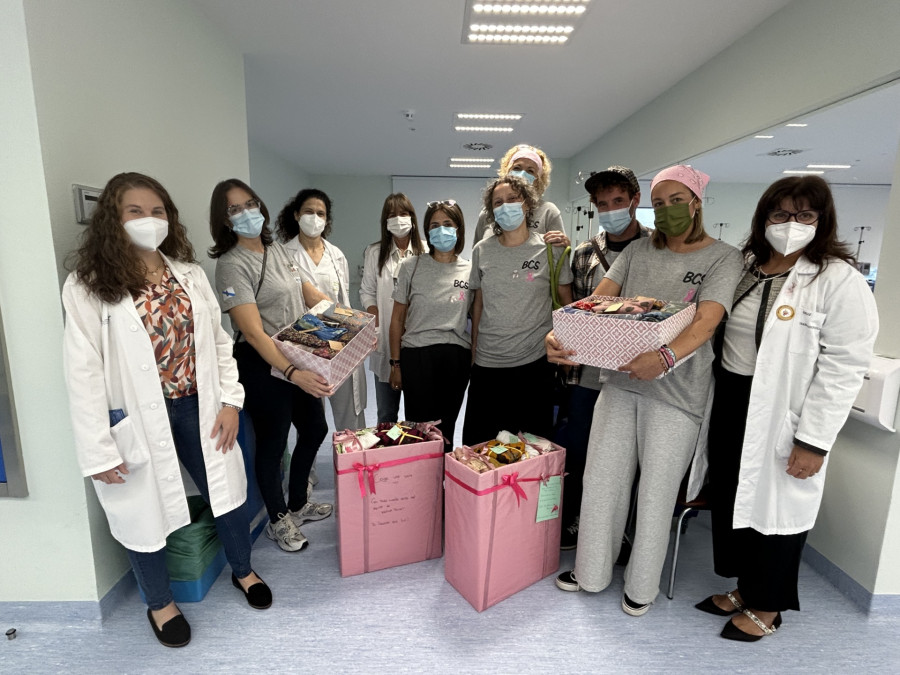 Pañuelos rosas de las "fenómenas" del Folixa para las pacientes oncológicas del CHUF