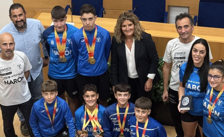 Recepción por todo lo alto a los campeones nacionales del Club de Atletismo Narón