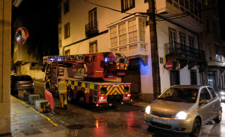 Los bomberos de Ferrol rescatan a un joven que quedó atrapado en un tejado al recuperar un móvil