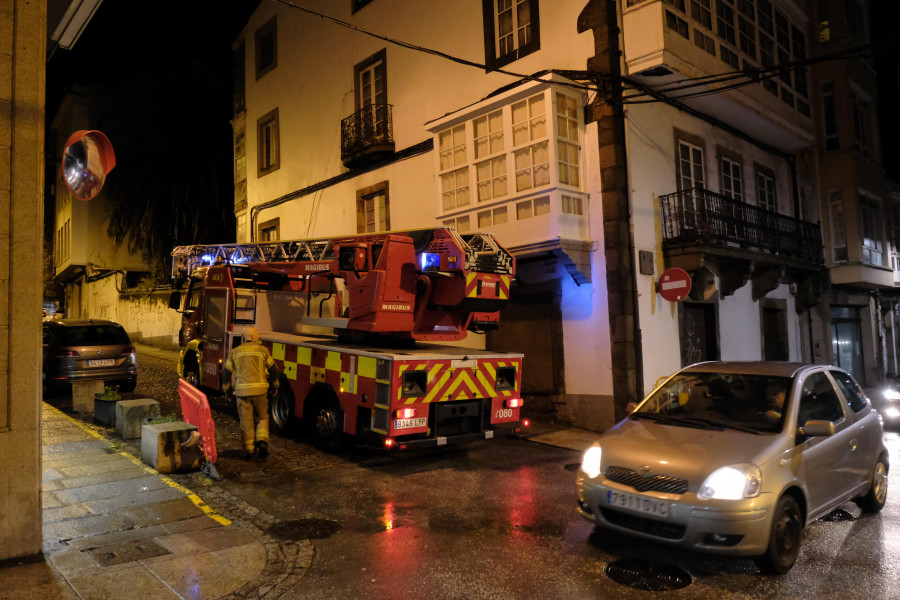 Los bomberos de Ferrol rescatan a un joven que quedó atrapado en un tejado al recuperar un móvil