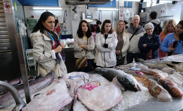 Ferrol promociona el producto de la ría con una visita a la Pescadería de Ucha y una degustación