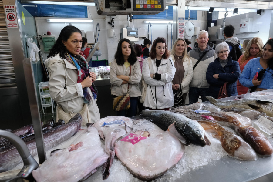 Ferrol promociona el producto de la ría con una visita a la Pescadería de Ucha y una degustación