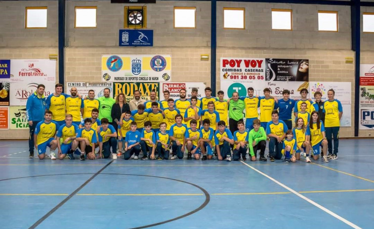 Alfombra de victoria para los sénior del Narón en su emotiva presentación en Campo da Serra